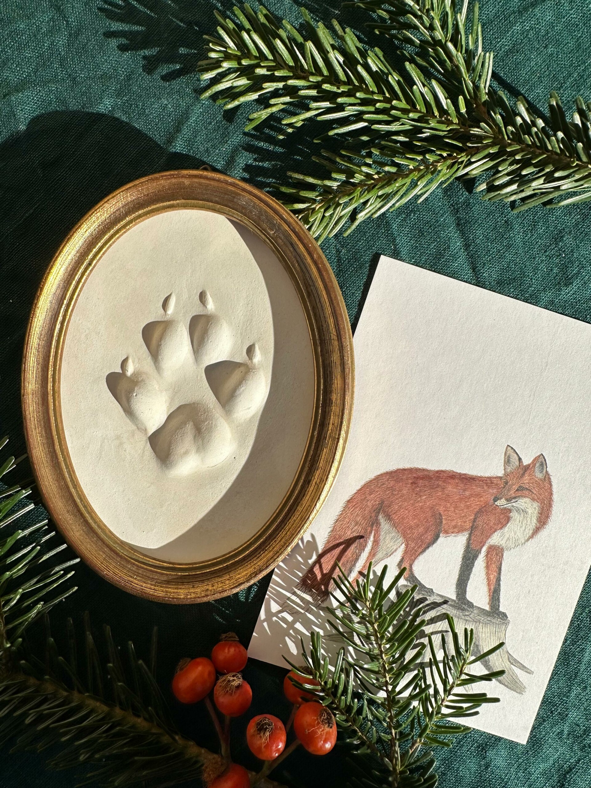 Gipsabguss einer Fuchsspur, gerahmt in einem ovalen Holzrahmen mit Gold und Postkarte mit Fuchs