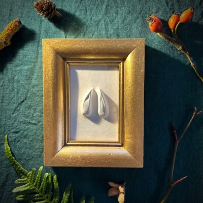 xGipsabguss einer Rehspur gerahmt in einem Goldrahmen aus Holz