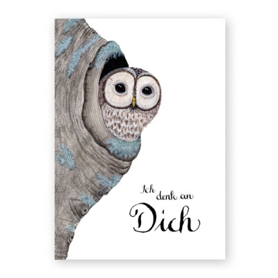 Illustration einer Eule, welche aus einem Baumstamm guckt. Darunter ein Text in Handschrift.